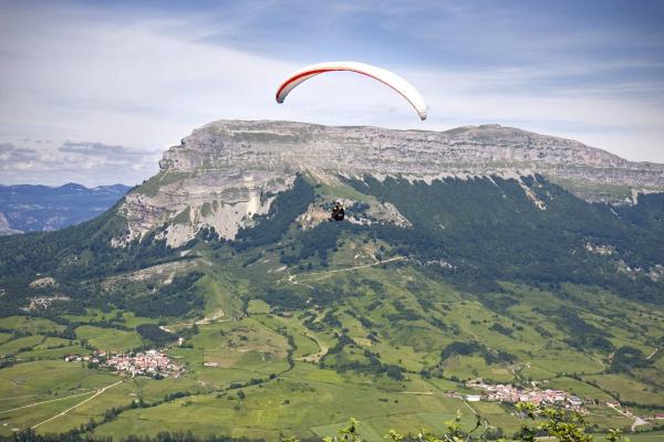 Parapente avec le mont Beriain en arrière-plan